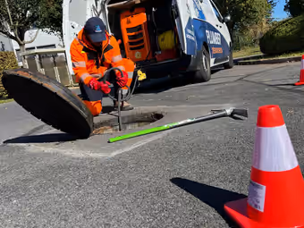 Curage d’un regard de canalisation sur voirie