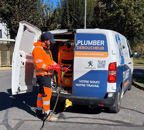 Ahmed Kraiem, gérant de Plumber Déboucheur, devant son camion d’intervention