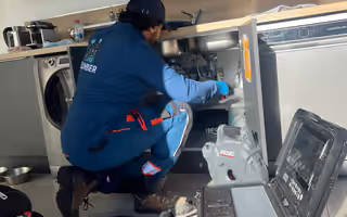 Inspection caméra d’une canalisation sous un évier